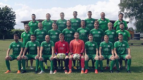 Hintere Reihe v.l.n.r.: Christian Bär (Trainer), Alexander Prediger (Co-Trainer), Patrick Fichter, Philipp Zeiser, Bastian Rexhepi, Rainer Garnitz (Betreuer), Shaip Shkodra (Spielausschuss) Mittlere Reihe v.l.n.r.: Valmir Osmani (1.Vorsitzender), Dawid Bonk, Jonas Bühler, Dominik Georg, Trimor Dogani, Julian Fischer, Pelle Bilharz, Michael Frank (Rechner) Vordere Reihe v.l.n.r.: Yannick Gauger, Sven Hoch, Pascal Genditzki, Luca Schwörer, Denis Jarczak, Marcel Buhl, Sebastian Ette, Niklas Kanzler Es fehlen: Jasper Bilharz, Gianluca Bregler, David Ejubov, Dave Ali Höfer, Sami Mekmar, Florian Shkodra