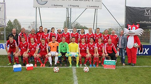 Hinten, von links nach rechts: 2. Vorstand Toni Söldner, 3. Vorstand Franz Dichtleder, Vorstand Max Ruhhammer, Torwarttrainer Franz Mühldorfer, Sebastian Schweitzer, Christian Resch, Manuel Grillhösl, Ruben Grahlmann, Alexander Friedrich, Cemal Yildirim, Matthias Bachl, Ondra Bublik, Petr Kulhanek, Physiotherapeut Christian aka Gott Koch, Alexander Beutlhauser, Salzweger Fuchs aka Platzwart Schoseee.
Unten, von links nach rechts: Michelle Stark, Andreas Hellinger, Michael Weisheitinger, Dennis Atteneder, Florian Bloch, Manuel Lorenz, Maximilian Heinz, Sebastian Lippert, Can Aslan, Johannes Stockbauer, Trainer Wolfgang Schiller.