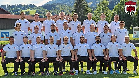 Hinten von links: Spielleiter Günther Holzer, Roman Schöll, Simon Posolda, Niclas Kögl, Nico Hauda, Nico Kamberger, Korbinian Fuchs, 2. Vorstand Jörgen Eibl 

Mitte von links: Patrick Hofmann, Pascal Bauer, Mahmut Tasci, Antonino Graffeo, Ferdinand Berger, Fabio Graffeo, Adem Aydogdu, Andre Lang 

Vorne von links: Trainer Michele Graffeo, Michael Rohrmoser, Florian Rohrmoser, Johannes Danna, Kevin Hauda, Francesco Gerace, Ali-Kaan Tokgöz, Stefan Linder, Co-Trainer Pino Gerace