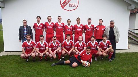 Stehend von links nach rechts:
Sponsor Roland Munding, Julian Ganser, Robert Huber, Jonas Unglert, Michael Kellner, Peter Merk, Christian Fischbach, Trainer Jürgen (Juggse) Huber, Vorstand Hermann Simon

Knieend von links nach rechts:
Jürgen Kraus, Michael Daufratshofer, Florian Immerz, Andreas Mayrock, Jan Roth, Manfred Gfreiter, Daniel Merz, Torwart Andreas Reuter.

Es fehlt:
Jürgen Königsberger