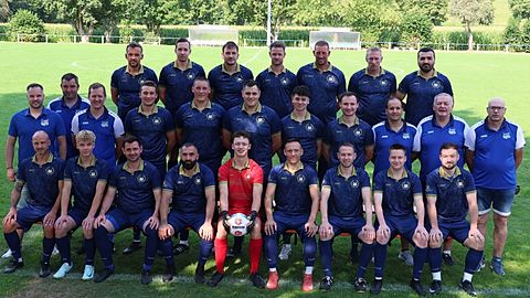 Hintere Reihe (v.l.): Andreas Schlett, Marvin Pischulti, Christian Karl, Pascal Eckert, Joshua Bender, Danny Karolus, Sultan Velet Arslan

Mittlere Reihe (v.l.): Christian Helleis (Vorsitzender Verwaltung), Sascha Helleis (Spielausschussvorsitzender), Daniel Keitel (Trainer), Benedikt Hitzelberger, Luca Bender. Stefan Kress. Noah Maier, Jochen Streng, Richard Paulus (Spielausschuss), Heribert Breunig (Spielausschuss), Jörg Bernhard (Vorsitzender Sport)

Vordere Reihe (v.l.): André Eckert, Ryan Langenstein, Nico Maier, Hamza Kassem, Matteo Söhner, Jan Albig, Stefan Rieth, Nick Würdinger, Florian Breunig

 

Es fehlen: Kiraly Mihaly, Ramon Betz, Dominic Wittenberg, Florian Hummel, Steven Oliveria, Lukas Schäfer, Stephan Maier