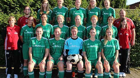 hintere Reihe v.l.: Felix Lammers, Laura-Wilhelmine Greskamp, Friederike Möller-Herrmann, Nicol Brüwer, Verena Töpker, Jana Stricker, Thomas Schumacher
mittlere Reihe v.l.: Andrea Wessendorf, Ann-Christin West, Andrea Meiners, Theresa Havermann, Laura Thale, Annkatrin Thale, Tatiana Walter, Sabrina Schmitz
vordere Reihe v.l.: Karin Heilig, Maria-Helena Brinkmann, Veronika Freye, Katharina Stein, Lena Tholemeyer-Nöring