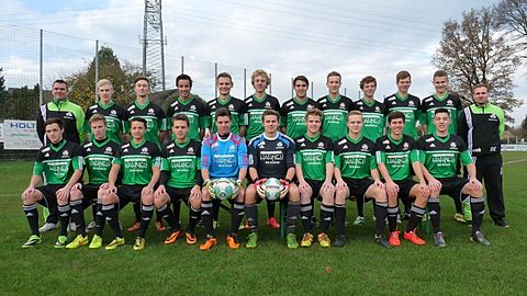 Oben von links: Lars Ehrich (Trainer), Niklas Krone, Dennis Becker, Lennart Albers, Oliver Hemken to Krax, Benedikt Brink, Fabian Ropken, Lukas Becker, Robin Hörmann, Tom Schröder, Steffen Schlie, Michael Exner (Trainer).
Unten von links: Paul Massmann, Lennart Mentrup, Tarik Schengber, Timm Glandorf, Philip Meyer, Simon König, Marvin Meyer, Tim Marquard, Adrian Fischer, Julius Zepter.
Auf dem Bild fehlt: Lars Niepert