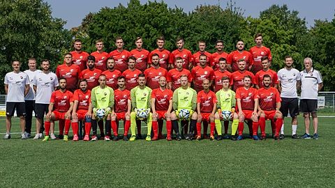 Hintere Reihe von links:
Andreas Drescher, Max Schweitzer, Pascal Bungert, Jonathan Braun, Stefan Ruff, Jan Meier, Ken Stutzmann, Markus Schwalb, Marc Karacaidis, Sebastian Maas

Mittlere Reihe von links:
Thorsten Schwind (Trainer 1. Mannschaft), Marcus Constantine (Spielleiter), Jens Baumgärtner (Trainer 2. Mannschaft), Julian Gutfrucht, Gino Maulella, Christian Seibel, Adrian Fitz, Gianluca Siciliano, Alexander Stockhausen, Carlos Kawelke, Niclas Groll, Mathias Stein, Dario Caccamo, Manuel Fruth (Co-Trainer 1. Mannschaft), Hartmut Stutzmann (1. Vorsitzender)

Untere Reihe von links:
Mustafa Salloum, Patrick Joa, René Deobald, Simon Swoboda, Kai Bundels, Marc Erbach, Christian Raab, Evangelos Pipilozis, Marco Höllriegl, Matthias Dastig, Federico Maulella

Es fehlen:
Oliver Schmidt-Radde, Marcel Scheidt, Viktor Frank, Tim Höllriegl, Tim Brauer, Antonio Pino, Kevin Jungmann, Lars Pöschko, Christian Kohl, Dario Votta, Lars Glöckner, Mike Sauerbrunn, Aissa Felahi, David Rusterholz, Matthias Nagel, Björn Bingenheimer, Patrick Czeczerski, Pascal Traband, Marco Harwardt, Sebastian Swoboda, Torsten Winterott, Mursal Abdi Jama, Niko Blim, Dominik Mango, Matthias Garczorz