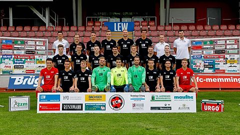 Hinten von links: Trainer Candy Decker, Jannek Brüderlin, Jannik Rochelt, Nikolai Brugger, Maximilian Rupp, Torwarttrainer Markus Seitz, Co-Trainer Edgar Weiler
Mittlere Reihe von links: Felix Zimmer, David Remiger, Arian Dobra, Luca Sirch, Lukas Rietzler, Kilian Kustermann und Marco Schad
Vorne von links: Jamey Hayse, Yannik Maurer, Roland Wohnlich, Jonas Gebauer, Marco Zettler, Lucas Bundschuh, Marin Culjak, Raphael Steidl und Achim Speiser
Pressefoto Eibner