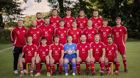 Untere Reihe von l. nach r.: Noah Kröger, Leon Merks, Tim Stricker, Louisa Schnieders, Bernd Hensen, Tomke Neumann, Alpay Kaya
Mittlere Reihe von l. nach r.: Nils Holtmann, Gerd Burlager, Justin Többen, Bastian Meibers, Lennard Brinker, Andreas Thomes, Luca Wolke, Lars Bruns
Obere Reihe von l. nach r.: Hamza Camoglu, Malte Funke, Paul Borgmann, Jannis Lindemann, Hamdi Özdamar