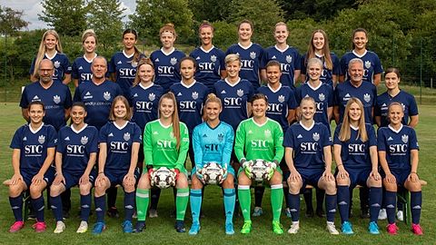 Hinten links: Larissa Talarek, Verena Weidung, Jessica Krutul, Luna Hellwing, Luisa Limbach, Lynn Bange, Estelle Marzi, Marie Pläugen, Anna Hof
Mitte: Roland Litz, Frank Rath, Lina Gros, Celine Dickopf, Anna Pies, Elisa Karbach, Laura Roos, Kurt Schaaf, Katharina Jung
Vorne links: Marie Hof, Hatice Özdemir, Lena Schmitt, Moana Hannuschke, Michelle Schuster, Fabienne Will, Lena Grosser, Alina Beck, Kayleigh Holly