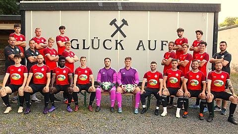 Beschreibung: hintere Reihe v.l.n.r.: Leon Radschibajev, Leo Evertz, Nils Althausen, Luca Althausen, Tim Osterspey. mittlere Reihe v.l.n.r.: Torsten Flimm (Co-Trainer), Nicolas Hohn (Trainer), Franz Evertz, Andrè Beaujean, Jens Honnef, Moritz Zinken, Cedric Kratz, Mirco Mertens (Co-Trainer). vordere Reihe v.l.n.r. Tim de Jong, Kevin Magold, Bakary Camara, Tom Lengersdorf, Maximilian Mies, Tom Nitschke, Marco Zenner, Niklas Borgelt, Tobias Hoß, Sven Lepartz. Es fehlen: Lukas Floß, Tom Rollersbroich, Dominik Britz, Sekou Keita, Kai Richardt, Matti Benden, Jonas Hohn, Oliver Kröll, Kevin Mießeler, Johannes Simons, Andreas Wiedenau, Ibrahim Yassine und Michael Denneborg
Keine ausgewählt