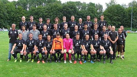 o. Reihe v. links: Daniel Bilic, Markus Schindler, Alexandru Batir, Marc Sander, Mhill Duhanaj, Daniel Noppenberger, Haris Halilovic, Maik Kaulitz, Michael Müller, Ahmet Cizmeci, Markus Trasberger
mi. Reihe v. links: Abteilungsleiter Ludwig Groß, Raphael Holm, Axel Steib, Tobias Prüter, Michael Schneider, Ryan Bevan, Steven Beer, Enrico Rios, Erik Hillenbrand, Alexander Nitsch, Trainer Sascha Starunzcak, Trainer Benjamin Polak, Betreuer Manfred Schellbach, Co-Trainer Klaus Lamprecht
u. Reihe v. links: Philipp Stock, Maximilian Bernbeck, Kevin Jelusic, Benjamin Zirm, Slobodan Ogorelciu, Rene Kaiser, Magnus Schmitt, Mark Hillenbrand, Rene Tauchnitz, Ronny Werner
nicht auf dem Bild: Christopher Kühne, Michael Reimann, Franz Kratzer, Stefan Frank, Steve Madsack, Michael Lanzinger, Thomas Huber, Julian Thielmann, Kenan Sümer, Niko Gradl, Emrah Mutlu, Mehmet Karaduman