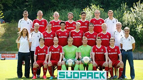 hint. R. v. li.: stellv. Abteilungsleiter Härle Christoph, Spielertrainer Schmidt Viktor, Bangert Eugen, Abteilungsleiter / Spieler Mohr Simon, Kösoglu Fatih, Göringer Tobias, Co-Trainer Fakler Matthias
mittl. R. v. li.: Physiotherapeutin Kromer Jennifer, Physio Kneubühler Bertram, Kammerlander Robin, Baykara Halit, Heinzl Daniel, Riedmüller Stefan, Steinhauser Daniel, Torwart-Trainer Schoch Michael, Vorstand / Spieler Guido Hontzia
vord. R. v. li.: Athanasiadis Konstantinos, Enchelmaier Andreas, Gertler Dominik, Rau Kevin, Jägg Daniel, Rau Marcel 
Es fehlen: Athanasiadis Isaak, Heißerer Ulrich, Kunz Patrick, Steinhauser Kevin, Werner Carlo