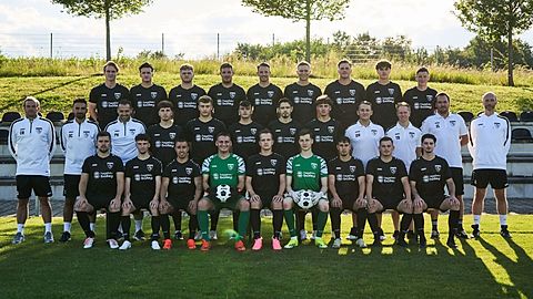 Hintere Reihe von links: Constantin Kogel, Janis Lamatsch, Markus Wellert, Tobias Gebbert, Yannik Walter, Lukas Feigl, Alex Wellert, Sandro Seeber, Tim Rudloff Mittlere Reihe von links: Trainer Chris Baake, Co-Trainer und Analyst Oguzhan Cay, Co-Trainer Pascal Haug, Euron Beqiri, Lars Ludwig, Hannes Obert, Auron Hadergjonaj, David Feigl, Spielleiter Jan-Dominik Wirkner,  Betreuer Thomas Braun, Teammanager Julian Sommer, Torwarttrainer Sven Göbel Vordere Reihe von links: Joshua Schneider, Marcel Held, Patric Vaihinger, Silas Wöhr, Pascal Maier, Jan Göbel, Flavio Heiler, Yannik Riedlinger, Antonio Di Viesti Es fehlen: Kubilay Baki, Maxim Russ, Laurin Stütz, Tobias Weiß, Physiotherapeutin Anna Strobel