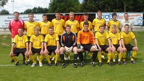 hinten v. l.: Abteilungsleiter Penn Lothar, Geiß Rudi, Straßer Stephan, Straßer Florian, Straßer Thomas, Eder Patrick, Kapitän Lendner Florian, Spielertrainer Kölbl Andreas, 1. Vorstand Heining Markus, vorne v. l.: Penzkofer Michael, Zettl Florian, Lallinger Tobias, Belter Andreas, Friedenberger Markus, Marxt Walter, Lemberger Robert und Eder Jürgen