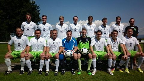 hinten von links: Georg Wenninger, Max Wandinger, Alexander Fabritius, Tobias Grill, Martin Wenninger, Stefan Schöfer, Manfred Rauschendorfer, Franz-Xaver Grill
vorne von links: Florian Köglmeier, Bernd Nadler, Mike Feilscher, Sandro Bogner, Christoph Wintermeier, Florian Still, Sigfrid Buss, Gerhard Waninger