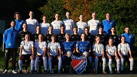 (hinten v.l.n.r): Sportliche Leiterin Franziska Menn, Gianna Petri, Jana Daub, Hannah Mack, Sina Stühn, Franziska Stoffel, Elisa Jung, Trainer Frank Germann(Mitte v.l.n.r.): Torwarttrainer Constantin Reuber, Emelie Arns, Franziska Ochsenfeld, Sarah Hasenbach, Hayat Jaber, Pascale Kampczyk, Havin Güngör, Laura Brandt, Raluca Timaru, Co-Trainer Nils Afflerbach(vorne v.l.n.r.): Vanessa Schöbel, Lotta Fernholz, Totti Krämer, Melanie Bäumer, Hannah Strunk, Hanna Pies, Jana Steinmetz, Jule Daub.Es fehlen: Neele Daub, Josephine Greb