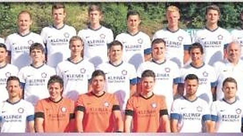 Hintere Reihe von links: Adolf Weidlich (Co-Trainer), Maximilian Pfeiffer, Viktor Kärcher (Studium in USA), Demis Jung, Niklas Hecht-Zirpel, Hakan Cakan, Felix Zachmann, Baransel Yurttas, Metin Telle (zwischenzeitlich in der Türkei)

Mittlere Reihe von links: Joachim Kleiner (Kleiner GmbH - Hauptsponsor), David Violakis (Physiotherapeut),Matze Schäfer (Multifunktionstalent), Leutrim Neziraj, Deniz Nedzhmiev, Holger Fuchs, Thorben Schmidt, Timo Brenner, Marcel Rapp, Michael Wittwer (Trainer), Jan Maag (Torwart-Trainer), Beatrice Weinert (Physiotherapeutin), Thomas Föller (Föller-Sportarena - Teamausstatter), Thomas Kleiner (Hauptsponsor)

Vordere Reihe von links:
Tim Fischböck, Sascha Paseka, Giuseppe Ricciardi (zwischenzeitlich VfR Mannheim), Oliver Nell, Sascha Rausch, Robin Kraski, Riccardo Di Piazza, Reinhard Schenker, Mario Bilger

Es fehlen: Simon Frank, Jannik Froschauer, Sebastian Hohn, Heron Mirand