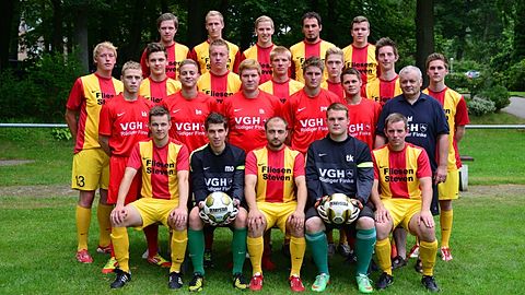 Foto: Rolf Kamper
Hintere Reihe von links: Christian Grove, Jannis Krümpeler, Philipp Kamper, Trainer Mark Bramsche, Nils Meyer
3. Reihe von links: Erik Thole, Niclas Meyer (A-Jugend), Alexander Wolke, Tobias Meyer, Martin Wolke (A-Jugend) Tobias Völker, Jannis Geers
2. Reihe von links: Kim Krümberg, Bastian Nordemann, Tobias Köneke, Phil Wissmann, Sascha Abraham, Betreuer Hubert Föcke
1. Reihe von links: Luca-Mathis Finke, Maximilian Ortland, Dennis Kühhiertt, Michel Kröger, Dennis Otte im Kampe