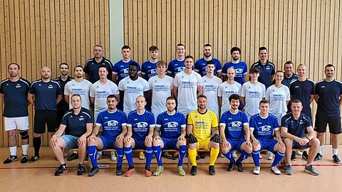 Vorne v.l.n.r.: Maurice Marx (SpA), Mehmet Güzel, Niklas Johmann, Felix Biebl, Matthias Holler, Jan-Eike Attner, Robert Eisele, Ron Kretzschmar (SpA)
Mitte v.l.n.r.: Timo Staudacker (Torwart-Trainer), Tobias Sitzler (Co-Trainer), Florian Leibfried, Lukas Henties, Edon Murati, Musa Jammeh, Silas Bürkel, Frank Ebert, Marco Weinzettel, Felix Heckert, Lennard Rose, Annike Müller, Daniel Ernstberger (SpA), Steffen Just (Co-Trainer), Alexander Runne (Trainer)
Hinten v.l.n.r.: Thomas Schick (SpA), Luka Heller, Luka Sitzler, Lennard Stier, Marlon Wessels, Björn König, Marco Jenne (SpA)