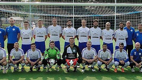 Hinten v.l.: Physiotherapeut Jens Meseck, Torwarttrainer Daniel Götsch, Filip Partika, Yanik Gilles, Dennis Schmelzenbach, Veton Balaj, Dennis Fey, Kevin Arndt, Seyhan Erdek, Aykut Demircioglu, Betreuer Betim Hoxhaj, Trainer Angelo Mule, Jan Jensen.

Vorne v.l.: Noah Gilles, Daniel Werken, David Inden, Christopher Pluchino, Daniel Kampmann, Andreas Lichtenberg, Muhammed Erdem, Sergio Ciccotelli Co-Trainer Dirk Schneider.