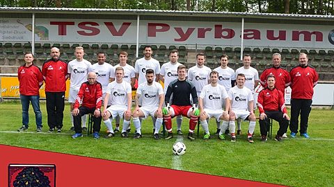 o.R.v.l:Klein R.(1.Abteilungsleiter),Lorenz D.(Trainer),Hemmer F.,Murphy K.,Walthier D.,Stark W.,Diebel R.,Ferstl P.,Mittermeier B.,Fuchs T., Heller T.(Co-Trainer),Panicz A.(2.Abteilungsleiter)
u.R.v.l:Wrubbel P.(Physiotherapeut),Henning B.,Heller P.,Henning C.,Flechsig D.,Bäuml M.,Müller M.(Teammanager)