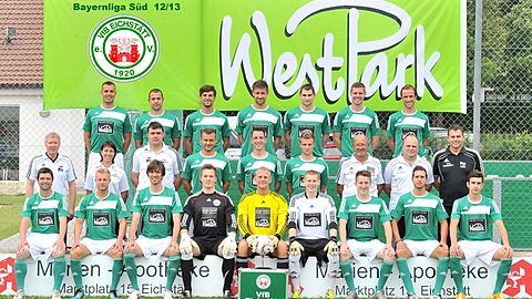 hi.v.li.:Hackner Benjamin, Eisenschenk Tobias, Witasek Marco, Böhm Simon, Biedermann Christoph, Krieglmeier Philipp, Schmidramsl Dominik; st.v.li.:Abteilungsleiter Nerb Axel, Physiotherapeutin Hausner-Wirsing Silke, Schöls Christoph, Zischler Max, Schmidramsl Benni, Schäll Fabian, Betreuer Jobst Günther, Torwart-Trainer Scheuerer Norbert, Trainer Steib Jürgen; sitz.v.li.: Jörg Markus, Zischler Tizian, Stoll Viktor, Felleiter Sebastian, Diez Fabian, Dörfler Max, Palfy Patrick, Ziegler Nico, Schuster Andreas; nicht auf dem Bild Co-Trainer Heinz Thorsten, Oteng-Mensah Julien, Swierkot Mario, Geyer Christopher, Grau Florian, Krenn Vincent