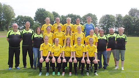 hintere Reihe von links: D.Grudzinski, J.Menningen, G.Hölzel, S.Akkus, C.Schönewald,
mittlere Reihe: Trainer Dolan, Co-Trainer Hilgers, Physio. D.Karas, J.Solf, A.Buck, A.Moog, B.Hupp, N.Tuczykont, Betreuer Funk, TW-Trainer Schöberl, Betreuer Solf, Technik Trainerin Kriwet,
vordere Reihe: J.Funck, A.Becker, G.Höhn, S.Goerres, V.Hilgers
Es fehlen: C.Kohnen, I.Zöllkau,