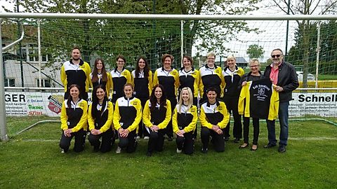 Die Damenmannschaft der DJK Sandizell bedankt sich beim Pils- und Speiselokal Bambi und Unterbaarer Bier für die neuen Trainingsanzüge.
hinten von links:
Trainer Brosi Marco,Pfaller Micky,Rinn Isabella,Kaiser Kathi,Schöffler Marina,Meyr Daniela,Hohl Marion,Nawrath Steffi sowie die Sponsoren Centa und Ewald Brosi.
vorne von links:
Rustler Sabine,Wildmann Mona,Sigl Theresia,Engelschalk Sarah,Maier Rena und Trainerin Meier Silvia.