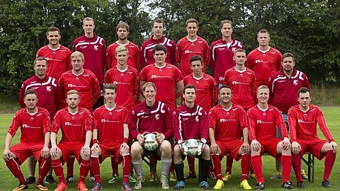 Hintere Reihe v.l.n.r.: Yannik Baerhausen, Niklas Albers, Stefan Truh, Steffen Flaspöhler, Johannes Roggenkamp, Björn Wulftange, Marc Solbach;
Mittlere Reihe v.l.n.r.: Trainer Daniel Solbach, Leonard Kunze, Yannik Bröcker, Gianluca Busato, Martino Gallo, Tim Mogdans, Co-Trainer Daniel Toeffling;
Vordere Reihe v.l.n.r.: Phillipp Mogdans, Dominik Gram, Jannis Steffan, Tobias Telscher, Ricardo Thiel, Mustafa Aslantas, Marius Kottmann, Julian Toeffling
Es fehlen: Steffen Sandbrink, Timo Bussmann, Jan Rodewald, Florian Kottmann, Christian Wilkewitz