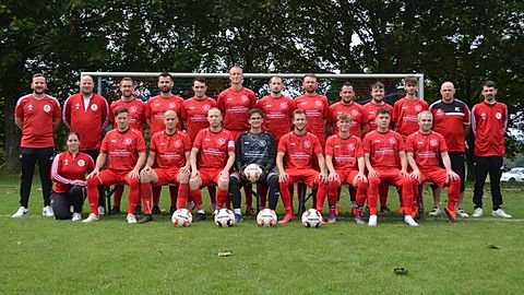 Vordere Reihe v.l.n.r.: Jennifer Nüssgen (Betreuer), Andreas Knackstedt, Simon Klein, Patrick Friedl, Leon Thome, Jason Mayer, Lukas Thome, Niklas Nisius, Marc Schell
Hintere Reihe v.l.n.r.: Fabian Biwer, Jan Breit (Trainer), Stephan Jungbluth, Leon Bremer, Kevin Schell, Kevin Ludwig, Felix Hoffmann, Björn Schlensog, Christophe Theis, Philipp Hertel, Jonas Ennulat, Marec Caspary (Trainer), Jens Petry
Es fehlen: Jan Kraft, Marvin Hoffmann, Sven John, Nick Kettern, Kevin Latz, Luis Petri, Nils Pohlandt, Tim Weidke, Piotr Zarzeka, Robin Jäckel, Daniel Keuper, Manuel Kimmling, Martin Kläs, Fabian Leiendecker, Rouven Schording, Daniel Kräwer