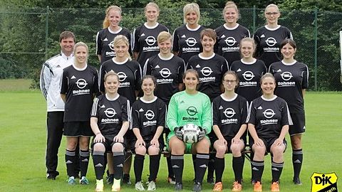 Sitzend (links nach rechts): Mara Zenner, Carina Horper, Lisa Lenerz, Fabienne Eicks, Maike Kockelmann

Mitte: Uwe Zeimmes, Anna Brück, Marion Schmitz, Lisa Gierenz, Katja Heinz, Elena Hüllen, Anne Wallenborn

Oben: Anke Haas, Maria Proll, Astrid Kill, Anna Zeimmes, Linda Maiers

Es fehlen: Steffi Tholl, Valeria Petrenko, Sarah Heck, Lena Wallenborn und Jenny Krause.