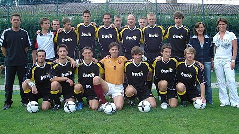 Aktuelles Mannschaftsfoto 2007 / 2008 mit Sponsor Apothekerin Barbara Sommer ( Rechts )  - neues Foto mit allen Spielern folgt nach der Winterpause -