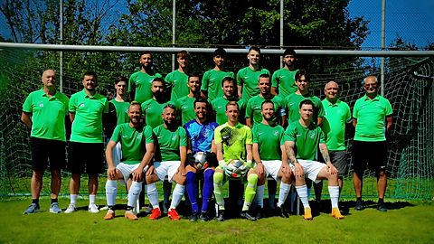 Von links nach rechts:
🔹 Obere Reihe: N. Agosta, M. Embach, D. Dalleki, T. Langer, J. Dalleki
🔹 Mittlere Reihe: H. Roth, Trainer N. Schmid, K. Embach, T. Gündogan, R. Spampinato, M. Strobel, Kapitän D. Möbius, F. Roth, M. Kley, J. Hallermann
🔹 Untere Reihe: S. Graf, M. Helm, B. Hallermann, F. Graf, M. Kruck, F. Gmeiner

T. Jatzek, B. Cikaqi, E. Finsterle, T. Glaser, T. Kehr, M. Müller, S. Ersch und Co-Trainer M. Golz-Bernhard fehlten krankheits-, verletzungs- oder urlaubsbedingt.