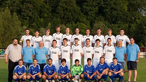 H.v. l.: S. Özer, T. Bauer, N. Kühnle, P. Warnecke, J. Ruck, A. Risel, M. Risel, S. Adami, M. Klee, J. Roth.
M.v.l.: U. Hoffmann (Abt.leiter), J. Haferkamp (2. Vorstand), W. Freppan (Trainer), D. Topic, D. Krieger, A. Graf, C. Leutz, K. Carabetta, M. Kempf, M. Gundel (SpA), G. Köhler (Trainer).
V.v.l.: H. Adami, T. Kessener, D. Özdemir, A. Merdian-Tarko, D. Büttner, H. Güler, A. Kühner, D. Baur.
Foto: Stefan Weindl