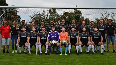 hinten v. l.: Abteilungsleiter Gerd Granzer, Betreuerin Mona Myrczik, Andreas Marusic, Fabian Wengenmayer, Tobias Käsmayr, Markus Spring, Michael Mödinger, Felix Kreuzer, Sebastian Wengenmayer, Markus Wiener, Trainer Philipp Spring, Abteilungsleiter Christian Ress
vorne v. l.: Steffen Bockrath, Dominik Demharter, Patrick Hahn, Tobias Duderstadt, Marco Kaltemstadler, Max Junghanns, Manuel Fischer, Philipp Klauser