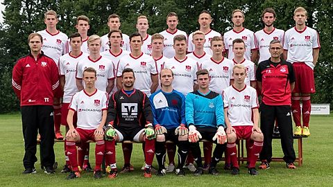 1. Reihe / vorne / sitzend (von links nach rechts): Alexander Niendieck, Giannis Mentzas, Tobias Hollenberg, Mavin Gennrich, Jonas Tappmeyer
2. Reihe / mittlere Reihe (von links nach rechts): Jan Straede (Torwarttrainer), Eric Wenner, Phillip Galow, Tom Averdiek, Luis Wenner, Lennart Holzmann, Sebastian Nowack, Niklas Meiners, Maximilian Welp, Lukas Tappmeyer, Frank Hoffmeier (Co-Trainer)
3. Reihe / hintere Reihe (von links nach rechts): Sven Wellhöner, Jan-Luka Brante, Nikolas Brinkmann, Jonas Straede, Marco Adämmer, Martin Beyer, Christopher Storck, Cedric Hoffmeier, Mathias Siebe
Es fehlen: Sylvester Pezena (Trainer), Henrik Hinrichsen, Alexander Ischenko, Yanik Brinkmann, Patrick Ebner (Betreuer), Johannes Hengelage