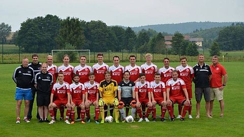 Stehend von links nach rechts: Markus Fischböck und Stefan Rose, Abteilungsleiter Bernhard Hofer, Andreas Kainz, Patrick Plattner, Christian Stiglbauer, Sebastian Maurer, Vize-Kapitän Christoph Hettl, Mario Maier, Julian Griebl, Martin Hofbauer, Stefan Dobler, 1. Vorstand Christian Kasberger und 2. Vorstand Gottfried Wimmer.
Sitzend von links nach rechts Dominik Hofbauer, Adrian Scholz,Armin Raucheger, Torhüter Thomas Killinger und Tobias Kargl, Kapitän Tobias Maurer, Michael Viertl und Leonhard Pöschl.