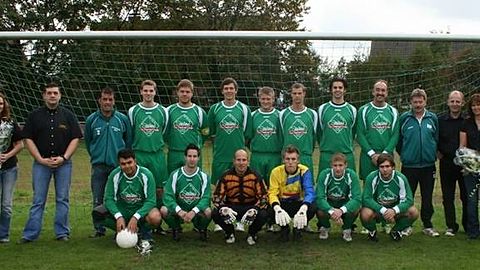 obere Reihe von links:
Team Stevens, Team Stevens, Team Stevens, Trainer Uwe Pilkmann, Christian Rothgang, Sebastian Veltkamp, Ruslan Kaus, ???, Pierre Eumann, Ulf Schönell, Peter Hagenbruch, Betreuer Helmuth Pouwels, Team Stevens, Team Stevens, Team Stevens
untere Reihe von links:
Mustafa Sürün, Danny Giesen, Daniel Rönninger, Lazlo Gloger, Philipp Voss, Sascha Archimowitz
es fehlen:
Savas Sürün, Mario Schwienheer, Moritz Barnick