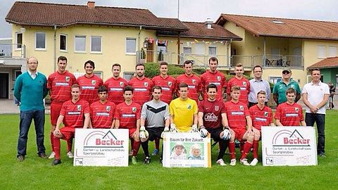 Von hinten l. nach r: Philipp Steinbrenner (1.Vorstand), Holm Hentschke (Co-Trainer), Oliver Mahrt (Trainer), Adrian Neuberger, Malte Baumann, Andre Piesch, Markus Brecht, Maximilian Brecht, Yannis Bannert, Rainer Jaksch (Betreuer), Norbert Ottenthal (Betreuer), Thorsten Minges (Abteilungsleiter)
v. l. Benny Huwer, Samuel Eisinger, Dilbirin Yilmaz, Julian Fischer, Timo Mistele, Christopher Benz, Sascha Bauer, Dominik Zuleger, Lars Maurer