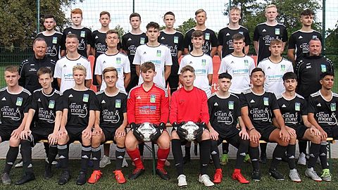 H.v.l.: Thore Brunke, Benedikt Mühring, Philipp Derksen, Ben Pühl, Jonathan Gutknecht, Pascal Bauch, Tim Recker, Melvin Kloidt, Ardit Berisha. 
M.v.l.: Co-Trainer Frank Recker, Tom Mülmenstädt, Fritz Brinker, Vincent Schneider, Ben Becker, Christopher Heise, Stefan Metzlaf, Trainer Marco Knigge. 
V.v.l.: Cornel Röfe, Janis Gutknecht, Kjell Soll, Marcel Adamkowitsch, Leon Kortum, Jerome Biermann, Marvin El Kattan, Daniel Swolinski, Melih Gür, Sami Ibisi.