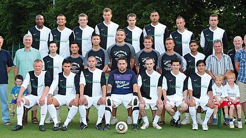 Hinten v.l.: Coulibaly, B. Dinarica, Kahl, Kornev, Maier, U. Kapli, Sigmann, Darama
Mitte v.l.: Trainer Bender, Abtltr. M. Horsch, Groß, Cengiz, Lagvardi, Albay, Z. Marek, H. Dinarica, Doganoglu, Co-Trainer Härle, stellv. Abtltr. Bopp, SpA Stein
Vorne v.l.: Müller, Martin Janscho, Dahner, Markus Janscho, Choina, Dobruna, Maca.     Foto: Pfeifer