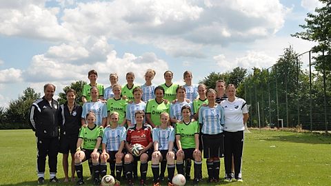 Hinten von links: Snezana Mert, Sabrina Negri, Teresa Beine, Emma Kürschner, Christina D'Ilio und Kim Ebke. Mitte von links: Co-Trainer Eckhard Lohmann, Teammangerin Kimberly Koppelmeyer, Corinna Maistrak, Ann-Christin Kruse, Rebecca Schmidt, Weysa Sall, Johanna Jachmann, Caroline Maistrak, Dina Beier, Co-Trainer Ralph Struck und Trainerin Heike Kinder.  Vorne von links: Laura-Carlina Blißenbach, Judith Hirschfeld, Judith Hofmeister, Katharina Groenhagen und Claudia Bosse. Es fehlen: Geesje Neuhaus, Maike Teepker, Sandra Kirchhoff, Inga Klein und Sina Lünstedt.