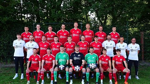 obere Reihe v.l.
Stefan Rensen, Lennart Greve, Jan-Alexander Koops, Christoph Lake, Niklas Berger, Jan-Bernd Klaas, Kevin-Klemens Flanz, Mirco Strohecker
mittlere Reihe v.l.
Florian Hemeltjen (Betreuer), Carsten Striedelmeyer (Betreuer), Daniel Niehaus, Leon Gels, Maximilian Brink, Christian Stover, Phil Stricker, Tim Meiners (Torwarttrainer), Dennis Brode (Trainer), Florian Knoll (Co-Trainer)
vordere Reihe v.l.
Patrick Humbert, Lukas Niehof, Jelle-Fynn Geesen, Jannik Kemna, Jonas Lammers, Adrian Höving, David Brink

Es fehlen: Dennis Tengen, Kevin Kamp, Leon Hardt, Nico Frese, Aaron Münster (Betreuer), Jonas Haukap (Betreuer), Clemens Korte (Betreuer), Dominik Tepe (Physiotherapeut)