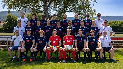 Hinten v.l.n.r.: Trainer Martin Wagner, Max Bulander, Michael Cofee, Tim Guster, Fabio Monterosso, Moritz Randecker, Luca Mangione, Co-Spielertrainer Massimo Donato
Mitte v.l.n.r.: Sportlicher Leiter Matthias Buck, Johannes Kiem, Till Steinhilber, Lukas Bock, Benjamin Heidemann, Sertan Seferoglu, Patrick Steger, Tobias Scheffold, Sportlicher Leiter Manuel Raisch
Vorne v.l.n.r.: Sportlicher Leiter Tomislav Mandic, Fynn Steinhilber, Hannes Wörner, Tim Minkus, Marvin Bock, Antonio Bebic, Bilkian Abdullah, Abteilungsleiter Matthias Schneemann
