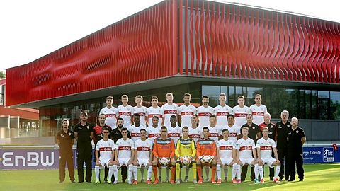 VfB U19 Saison 2015/16.

Vordere Reihe von links nach rechts: Samir Bajrami, Dijon Ramaj, Serkan Uygun, Fabijan Buntic, Philipp Köhn, Furkan Sakur, Roman Schweizer, Frieder Wagner , Clemens Schlimgen Mittlere Reihe von links nach rechts: Marc Schweinshaupt (Co.-Trainer), Sebastian Gunkel (Trainer), Tobias Heizmann (Reha Trainer), Sascha Weininger (Physio), Dylan Dylan, Toni Suddoth, Benedict Dos Santos, Fabian Gmeiner, Daniel Juric, Berkay Özcan , Tobias Unger (Athletiktrainer), Eberhard Trautner (TW-Trainer), Dietmar Matschi (Teamleiter), Helmut Abel (Betreuer) Obere Reihe von links nach rechts: Harun Velic, Edermir Dzanic, Danny Collinge, Georgios Spanoudakis, Jan Ferdinand , Kevin Ikpide , Serkan Baloglu , Alexander Groiß , Max Weber, Thomas Kunz

Foto: Baumann