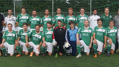 oben (v.l.): Betreuer Udo Litschel; Alexander Hönscheidt; Max Engelberth; Dominik Waldhans; Marvin Klein; Pascal Breuer; Jens Lindner; Mike Springer; Stefan Güldenring; Lars Vogel; Trainer Volker Hundhausen
unten (v.l.): Betreuerin Tanja Fuchs; Jonas Scheibner; Aschot Amirjan; Patrick Himmeröder, Benedikt Busch; Tobias Täuber; Lukas Hörster; Henrik Schäfer; Janis Barth; Kevin Hörster; Julian Barth
es fehlen: Kevin Kurth; Daniel Pötzsch, Michel Gutt, Aaron Calopresti
