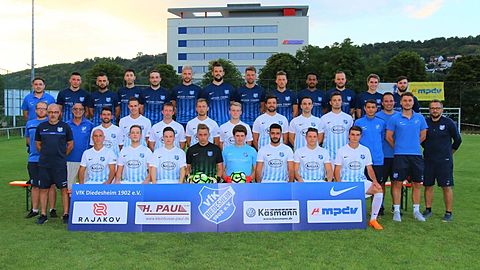 Herrenmannschaften Saison 2018-2019!

h.vl.: A. Huber (Abt.Leitung Fussball), Kriegert, S. Sahin, Durso, L. Götz, Selb, Merkl, Gutte, Heckmann, Teglergish, Maylandt, Lange, Reiland

M.vl.: Bangert (Stellv. Abt.Leitung Fussball), T. Angstmann (Torwarttrainer), Abou-Ayash (Med. Betreuung), Mollo, L. Angstmann, Heinrich, Link, Selbitschka, D. Gramlich, Sedlar-Gregor, J. Scholl, Cardal (Co-Trainer), D. Scholl (Trainer 2. Mannschaft), Ludäscher (Trainer), M. Huber (Co-Trainer)

v.vl.: Blasi, Mössner, Simsek, Boos, Haase, Aydin, Rust, L. Hüttler