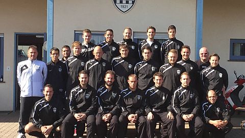 h.v.l.n.r.: Jan Müller, Christian Müller, Manuel Tormann, Sebastian Lehnertz, Sebastian Teusch

m.v.l.n.r.: Co-Trainer Marlo Höfig, Andreas Müller, Michael Krämer, Simon Denis, Daniel Schäffer, Jan Ritsche, Matthias Denis, Sascha Hasenstab, Jan Bernard, Trainer Uwe Kümmel, Daniel Zimmer

v.v.l.n.r.: Guido Haas, Sebastian Feilen, Hans-Georg Kiemes, Jens Gerstel, Philipp Lehnertz, Björn Elsen, Sascha Plein