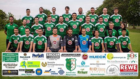 hintere Reihe v. l.: Domenik Stamer, Jonathan Barth, Robert Gottelt, David Wadewitz, Torsten Gundlach, Hannes Riedeberger, Rene Steuernagel, Jean-Pierre Fischer
mittlere Reihe v. l.: Arvid Schröpfer (Trainer), Immo Trübger (Co-Trainer), Christoph Lohmeier, Tom Kuhn, Simon Clauß, Matti Hann, Maximilian Stöckmann, Patrick Bajer, Jacqueline Franke (Mannschaftsleiterin), Anna Wetzel (Physiotherapeutin)
vordere Reihe v. l.: Lucian Unger, Fabian Berger, Julius Nitzsche, Patrick Baum, Sascha Gerstenberger, Alexander Riedel, Simon Knoebel, Isaque Dias, Subaru Komatsu
es fehlen: Dominic Gold, Christian Fabianski, Eike Lenz, Thomas Hönemann, Maximilian Premßler, Duy Anh Do

Foto: Julia Wurzel