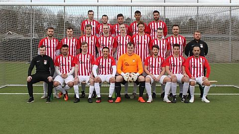 1. Reihe links/rechts: Sascha Koch, Dragan Milanko, Jonas Droop, Emre Yilmaz, Jasper Moers, Frank Hartmann, Peter Freese, Erkan Nesli; 2. Reihe links/rechts: Kevin Ribero-Mesquita, Simon Gerz, Felix Waßer, Dennis Heymann, Christoph Zaun, Maximilian Hammes, Marcel Wohlschlag, Philipp Kahn, Jürgen Heck; 3. Reihe links/rechts: Daniel Hopp, Alexander Stich, Selahattin Yilmaz, Helmut Barkhof, Behram Bakir