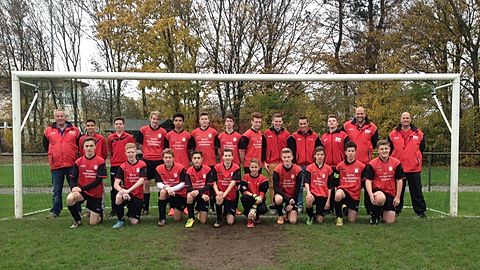 oben v.l.n.r.: Co-Trainer Aaron Johnson, Yassine Hammou, Luca Kröll, Jens Thielen, Vaceslav Romanov, Nils Huismann, Benedikt Stäbe, Fabian Schönborn, Joshua Mele, Marek Syncerz, Fabian Wüllenweber, Trainer Daniel Binn und Co-Trainer Markus Krauß
unten v.l.n.r.: David Byrne, Jan Sonntag, Florian Krauß, Chris Lemmen, Justus Reuter, Merlin Schlicker, Lars Plöntzke, André Sok, Martin Becker und Lars Johnson
Es fehlen: Johannes Fischer, Yannick Drießen, René Schoofs, Robin Schlicker, Nadine Küppers und Lea Henkemeyer