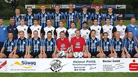 Hinten v.l.: Waxmann, Ohlheiser, Laier, Czapiewski, Wirth, M. Mathies, Wacknitz, Brunner
Mitte v.l.: Kassier Conrad, Physio Klefenz, Betreuer Reil, Trainer Brecht, Petzel, F. Mathies, M. Pepay, A. Jung, Tho. Jung, Ermis, Siefert, Haaf, Schobes, Trainer Bauer, Spielausschuss Bender, TW-Trainer Witke, 1. Vorsitzender Ulzenheimer
Vorne v.l.: Welz, Meinfelder, Wurm, Glatt, Knödler, Hickel, Rebmann, Lutz, Gruner, Klippert